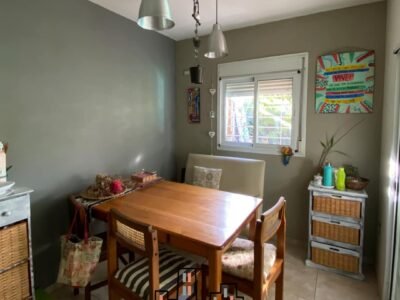 Se Vende Casa de 4 Dormitorios, Cochera Doble y Amplio Patio