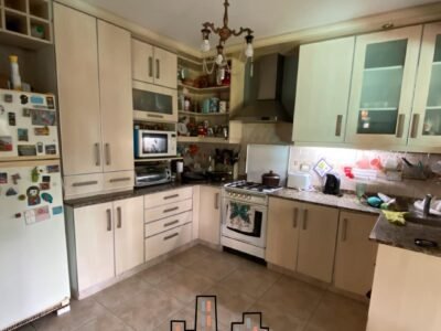 Se Vende Casa de 4 Dormitorios, Cochera Doble y Amplio Patio