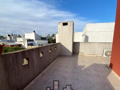 Se Vende Casa de 4 Dormitorios, Cochera Doble y Amplio Patio