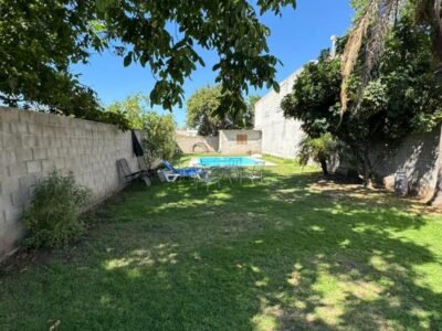 Se Vende Casa de 3 Dormitorios con Cochera y Amplio Patio