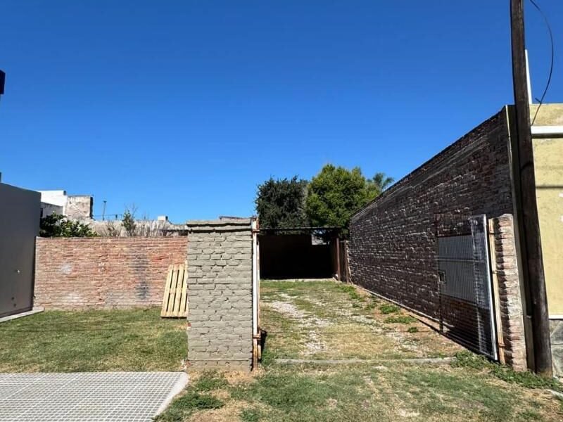 Se Vende Complejo de 6 Departamentos con Salida por Calle Garibaldi
