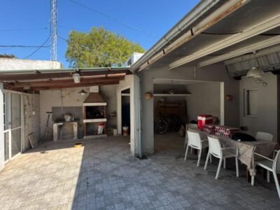 Se Vende Casa de 3 Dormitorios con Cochera y Amplio Patio