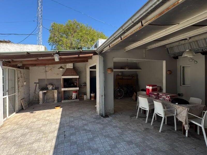 Se Vende Casa de 3 Dormitorios con Cochera y Amplio Patio