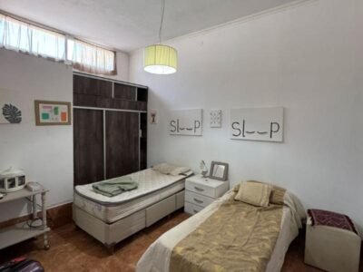 Se Vende Casa de 3 Dormitorios con Cochera y Amplio Patio