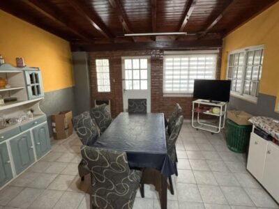 Se Vende Casa de 3 Dormitorios con Cochera y Amplio Patio
