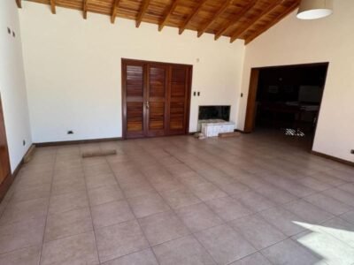 Se Vende Espectacular Casa de 3 Dormitorios con Garage Doble y Amplio Patio