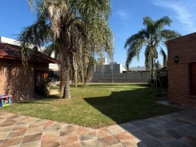 Se Vende Espectacular Casa de 3 Dormitorios con Garage Doble y Amplio Patio