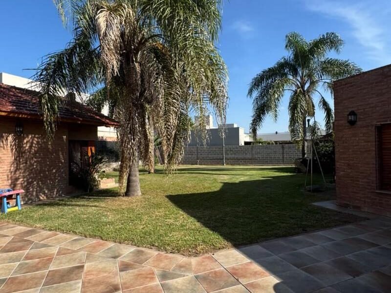 Se Vende Espectacular Casa de 3 Dormitorios con Garage Doble y Amplio Patio