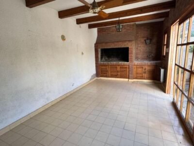 Se Vende Casa de 3 Dormitorios con Quincho y Pileta en Zona Céntrica