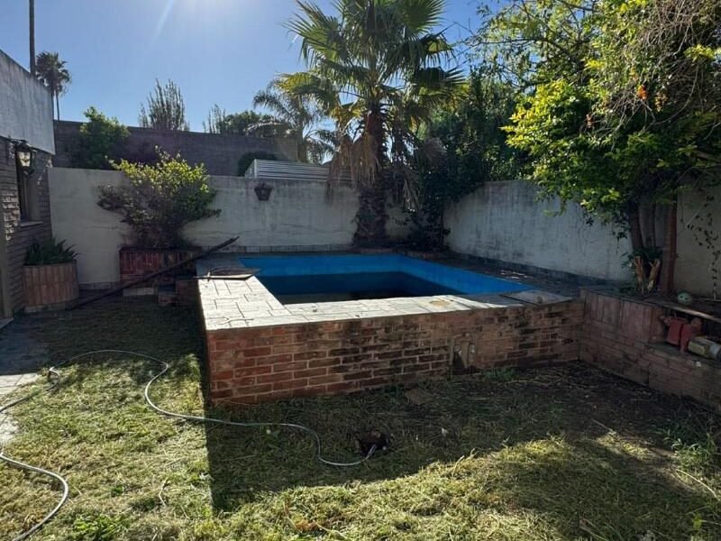 Se Vende Casa de 3 Dormitorios con Quincho y Pileta en Zona Céntrica