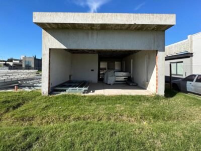 Se Vende Amplio Lote con Construcción Avanzada en Loteo APR