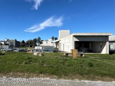 Se Vende Amplio Lote con Construcción Avanzada en Loteo APR