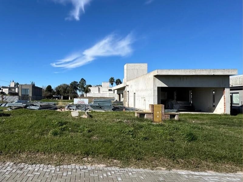 Se Vende Amplio Lote con Construcción Avanzada en Loteo APR