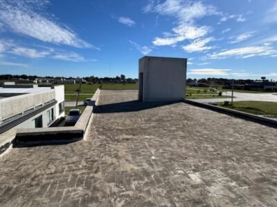 Se Vende Amplio Lote con Construcción Avanzada en Loteo APR