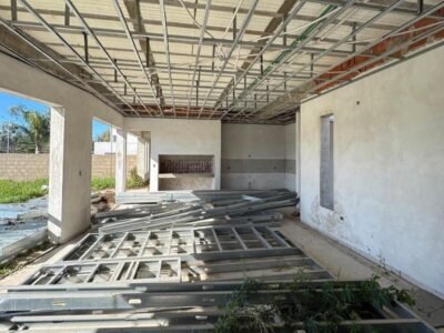 Se Vende Amplio Lote con Construcción Avanzada en Loteo APR