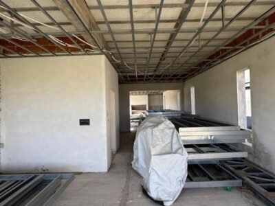Se Vende Amplio Lote con Construcción Avanzada en Loteo APR