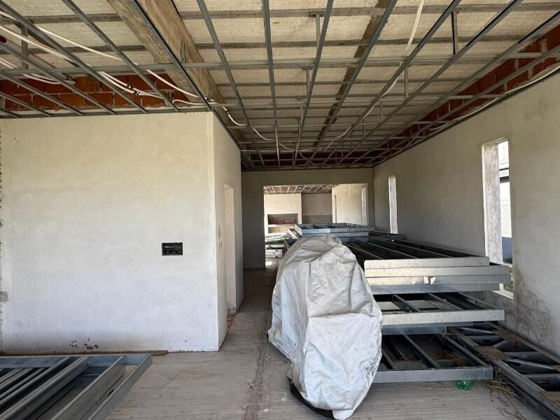 Se Vende Amplio Lote con Construcción Avanzada en Loteo APR