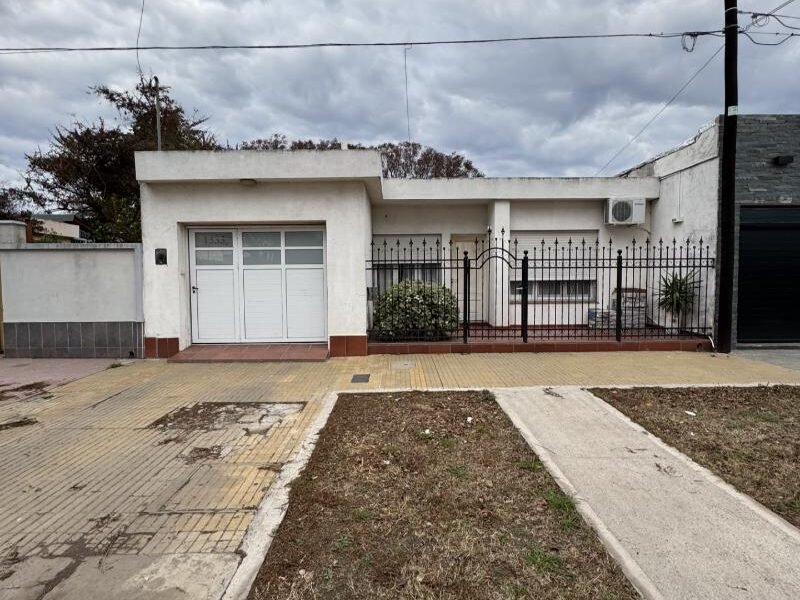 Se Vende Casa de Dos Dormitorios con Quincho y Pileta