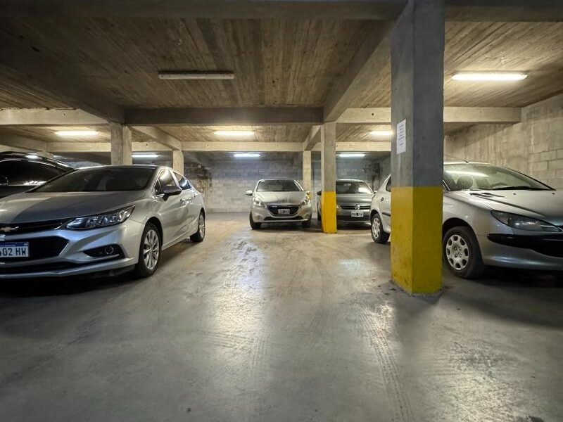 Se Vende Cochera en Edificio Torres Del Molino