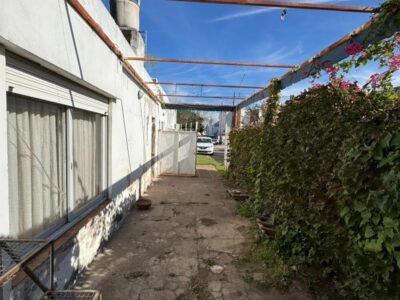 Se Vende Casa de 2 Dormitorios con Local Comercial