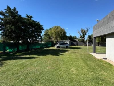 Se Vende Casa de 3 Dormitorios con Amplio Parque, Quincho y Pileta