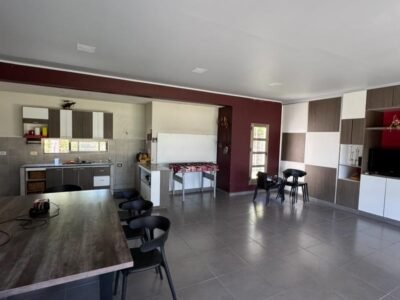 Se Vende Casa de 3 Dormitorios con Amplio Parque, Quincho y Pileta