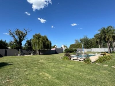 Se Vende Casa de 3 Dormitorios con Amplio Parque, Quincho y Pileta