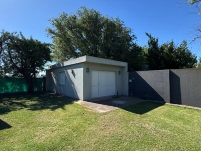 Se Vende Casa de 3 Dormitorios con Amplio Parque, Quincho y Pileta