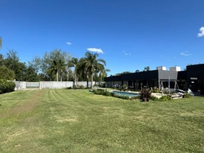 Se Vende Casa de 3 Dormitorios con Amplio Parque, Quincho y Pileta