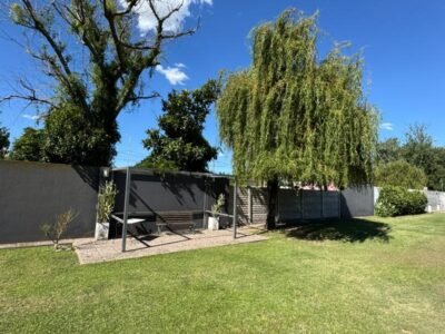 Se Vende Casa de 3 Dormitorios con Amplio Parque, Quincho y Pileta