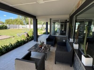 Se Vende Casa de 3 Dormitorios con Amplio Parque, Quincho y Pileta