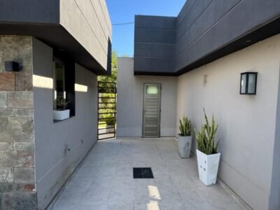 Se Vende Casa de 3 Dormitorios con Amplio Parque, Quincho y Pileta