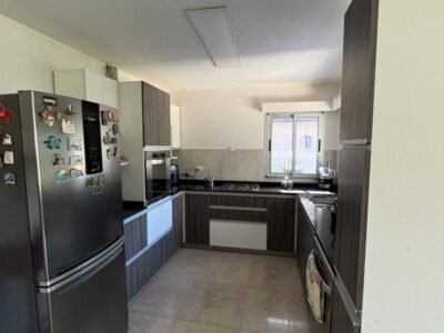 Se Vende Casa de 3 Dormitorios con Amplio Parque, Quincho y Pileta