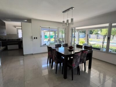 Se Vende Casa de 3 Dormitorios con Amplio Parque, Quincho y Pileta