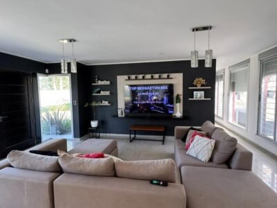 Se Vende Casa de 3 Dormitorios con Amplio Parque, Quincho y Pileta