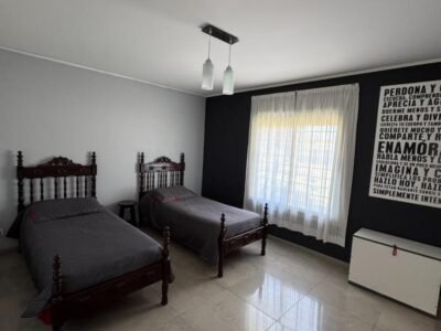 Se Vende Casa de 3 Dormitorios con Amplio Parque, Quincho y Pileta