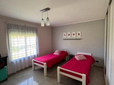 Se Vende Casa de 3 Dormitorios con Amplio Parque, Quincho y Pileta