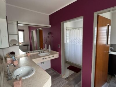 Se Vende Casa de 3 Dormitorios con Amplio Parque, Quincho y Pileta