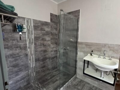 Se Vende Casa de 3 Dormitorios con Amplio Parque, Quincho y Pileta