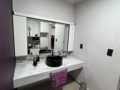 Se Vende Casa de 3 Dormitorios con Amplio Parque, Quincho y Pileta