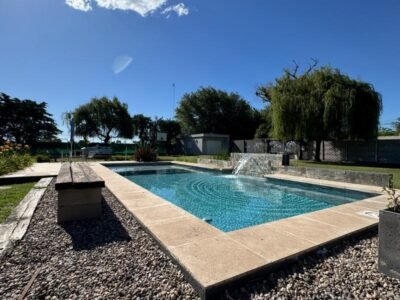 Se Vende Casa de 3 Dormitorios con Amplio Parque, Quincho y Pileta