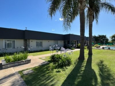 Se Vende Casa de 3 Dormitorios con Amplio Parque, Quincho y Pileta