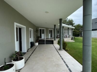 Se Vende Espectacular Casa de 3 Dormitorios con Amplio Patio, Quincho-Sum y Pileta