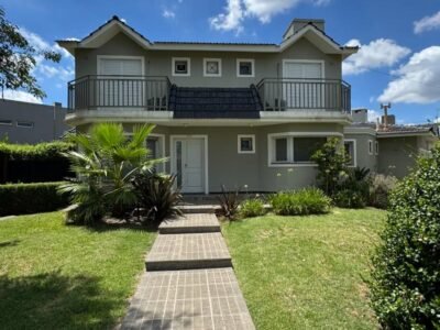 Se Vende Espectacular Casa de 3 Dormitorios con Amplio Patio, Quincho-Sum y Pileta