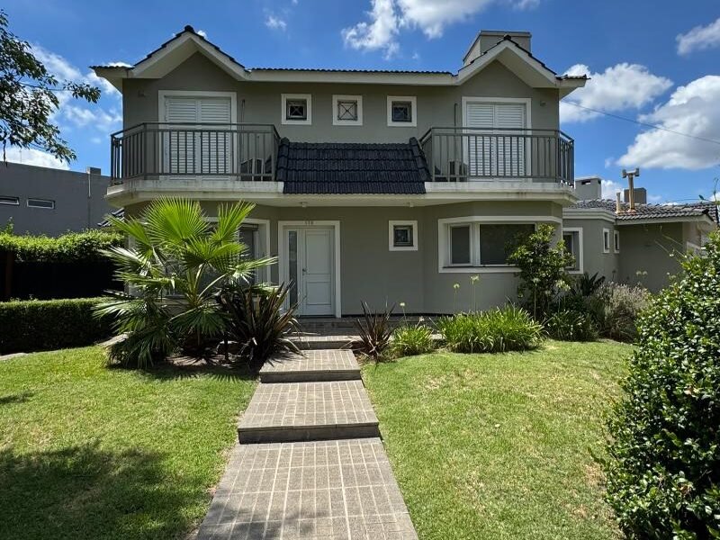 Se Vende Espectacular Casa de 3 Dormitorios con Amplio Patio, Quincho-Sum y Pileta