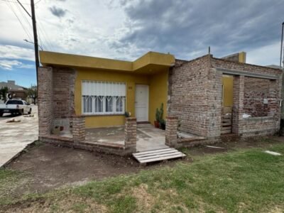 Se Vende Casa de 2 Dormitorios con Local Comercial
