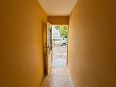 Se Alquila Casa de 1 Dormitorio en Zona Céntrica con Cochera y Patio