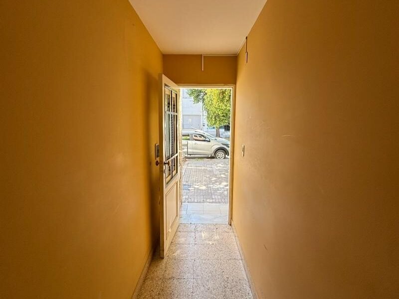Se Alquila Casa de 1 Dormitorio en Zona Céntrica con Cochera y Patio