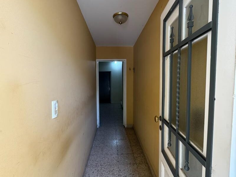 Se Alquila Casa de 1 Dormitorio en Zona Céntrica con Cochera y Patio