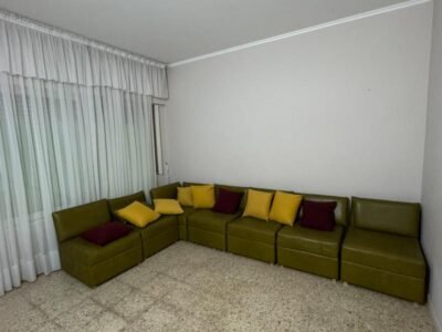 Se Alquila Casa de 1 Dormitorio en Zona Céntrica con Cochera y Patio